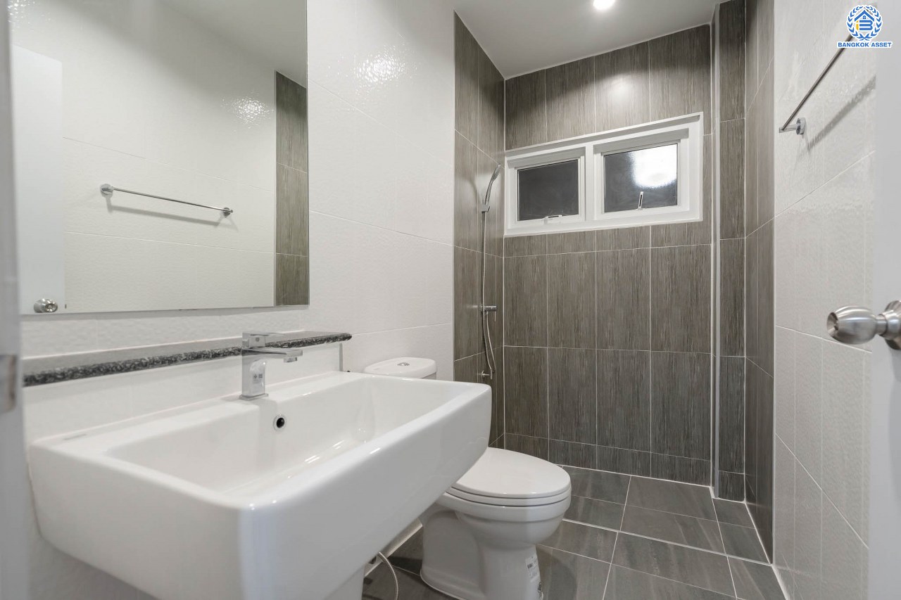 บ้านมือสองตกแต่งใหม่ โครงการ มณีรินทร์พาร์ค รัตนาธิเบศร์-ท่าอิฐ แบรนด์ Property Perfect เนื้อที่ 50 ตร.ว. ฟังก์ชัน 3 ห้องนอน 3 ห้องน้ำ จอดรถได้ 2 คัน บนทำเลศักยภาพ เชื่อมต่อทั้ง ถนนรัตนาธิเบศร์ และถนนราชพฤกษ์ ใจกลาง 2 เซ็นทรัลฯ ใกล้ทางด่วน "งามวงศ์วาน" และรถไฟฟ้า "สถานีบางรักน้อยท่าอิฐ"